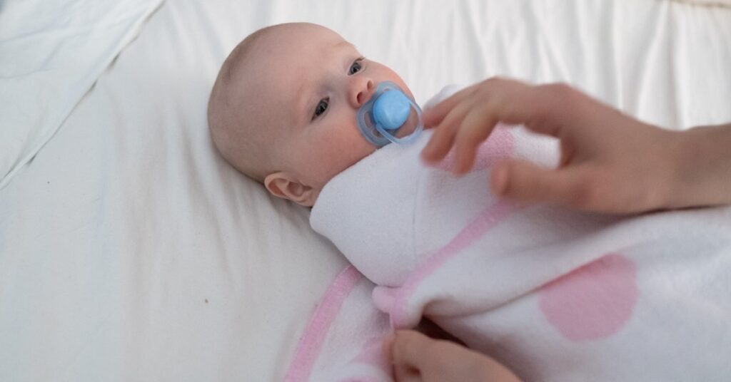 Charutinho no bebê é seguro? Como proteger a saúde e o desenvolvimento do seu bebê