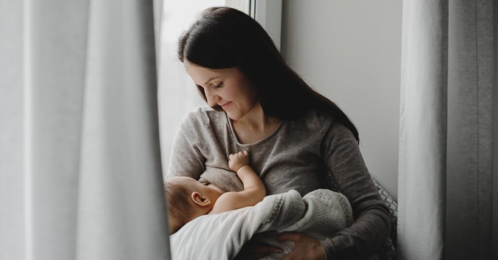 Como amamentar usando o Suspensório de Pavlik, Tübingen ou gesso: dicas práticas